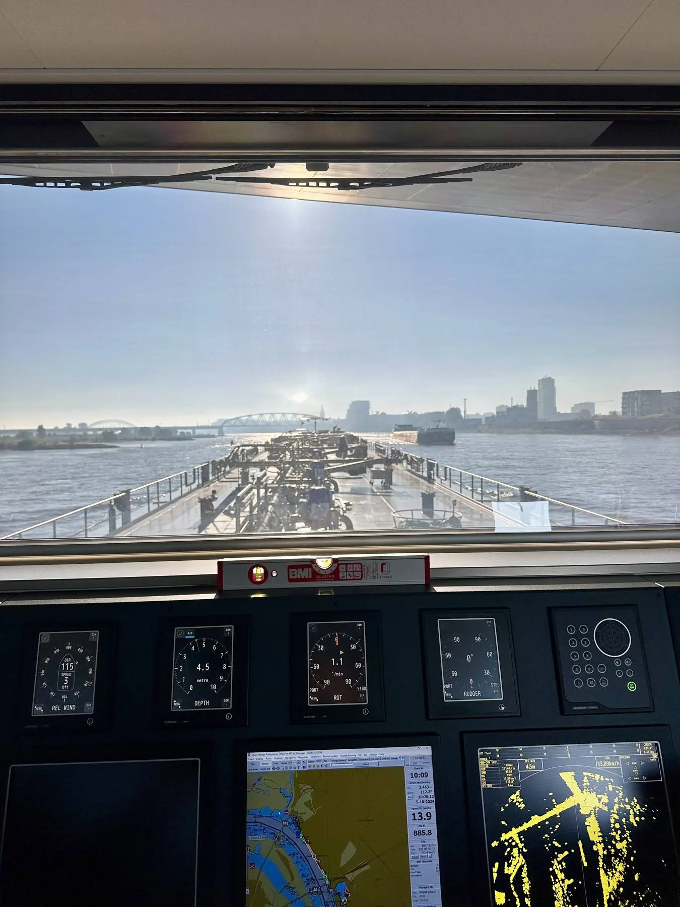 Przyrządy nawigacyjne i mapa elektroniczna w sterówce.